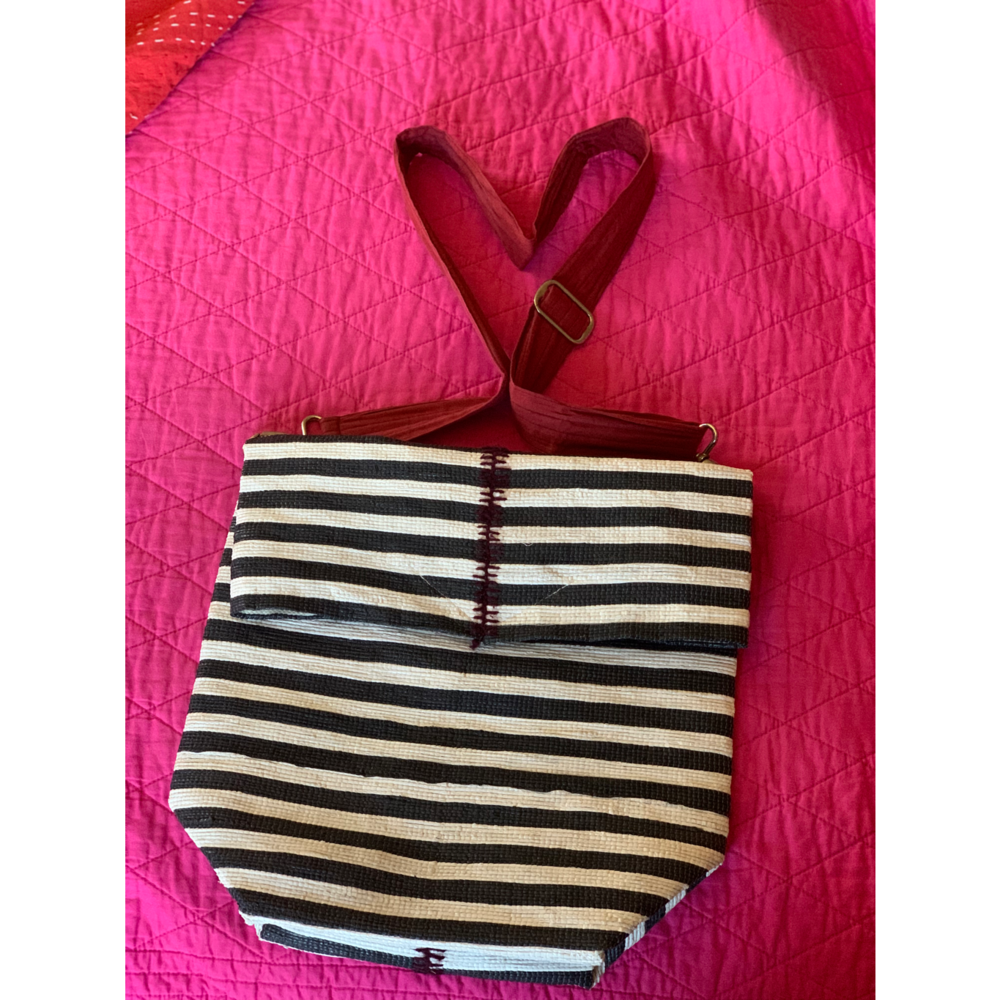 Woven plastic crossbody bucket bag purse navy white red